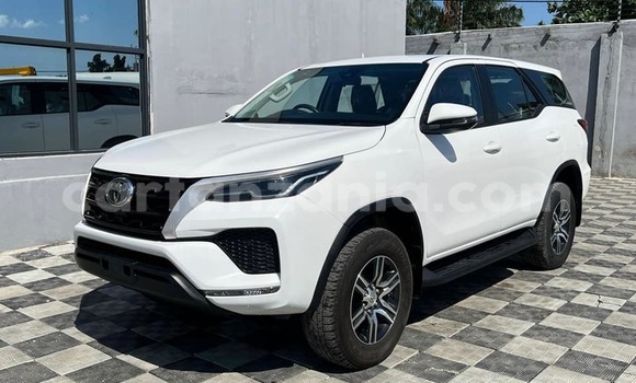 Nunua Ilio tumika Toyota Fortuner Nyeupe Gari ndani ya Bagamoyo nchini Pwani