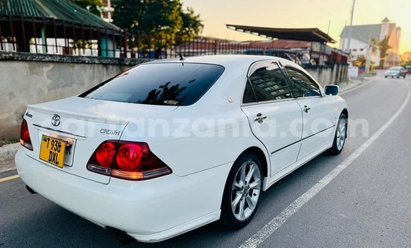 Nunua Ilio tumika Toyota Crown Nyeupe Gari ndani ya Biharamulo nchini Kagera