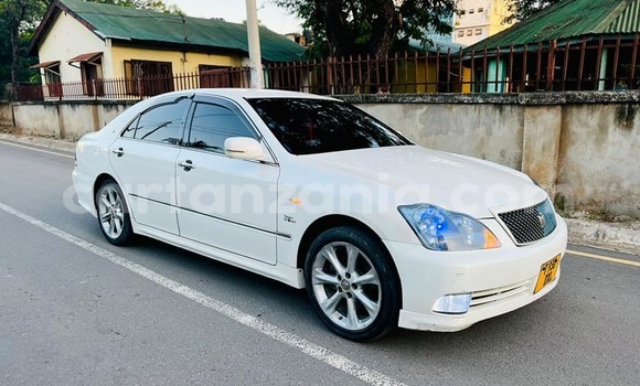 Buy Used Toyota Crown White Car in Biharamulo in Kagera Buy Used Toyota Crown White Car in Biharamulo in Kagera
