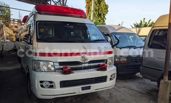 Nunua Ilio tumika Toyota Hiace Nyeupe Gari ndani ya Dar es Salaam nchini Dar es Salaam