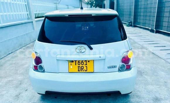 Nunua Ilio tumika Toyota IST Nyeupe Gari ndani ya Dar es Salaam nchini Dar es Salaam