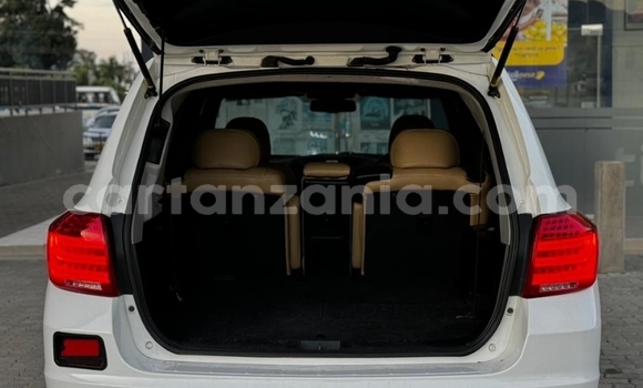 Buy Used Toyota Kluger White Car in Dar es Salaam in Dar es Salaam Buy Used Toyota Kluger White Car in Dar es Salaam in Dar es Salaam