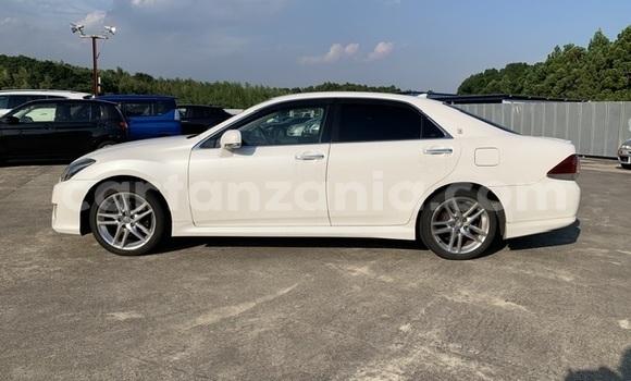 Buy Used Toyota Crown White Car in Dar es Salaam in Dar es Salaam Buy Used Toyota Crown White Car in Dar es Salaam in Dar es Salaam