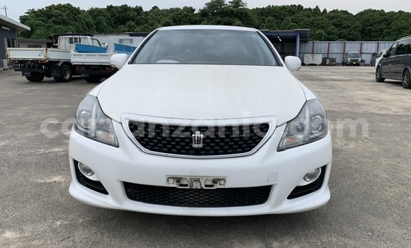 Nunua Ilio tumika Toyota Crown Nyeupe Gari ndani ya Dar es Salaam nchini Dar es Salaam