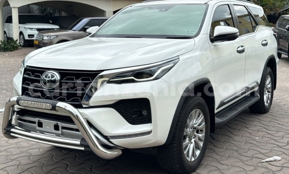 Nunua Ilio tumika Toyota Fortuner Nyeupe Gari ndani ya Dar es Salaam nchini Dar es Salaam
