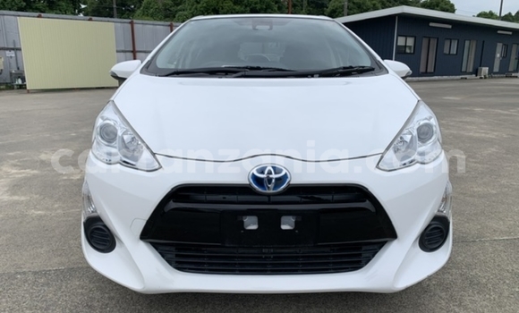 Nunua Imported Toyota Aqua Nyeupe Gari ndani ya Dar es Salaam nchini Dar es Salaam