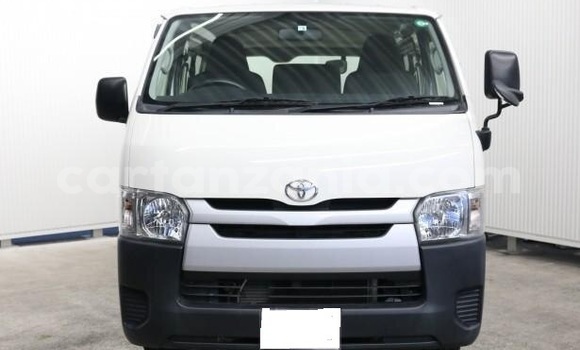 Nunua Ilio tumika Toyota Hiace Nyeupe Gari ndani ya Dar es Salaam nchini Dar es Salaam