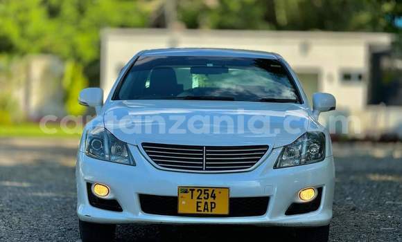 Nunua Ilio tumika Toyota Crown Nyeupe Gari ndani ya Dar es Salaam nchini Dar es Salaam