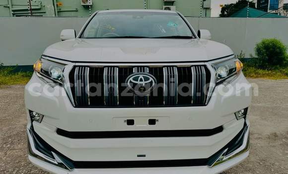 Nunua Imported Toyota Land Cruiser Prado Nyeupe Gari ndani ya Dar es Salaam nchini Dar es Salaam