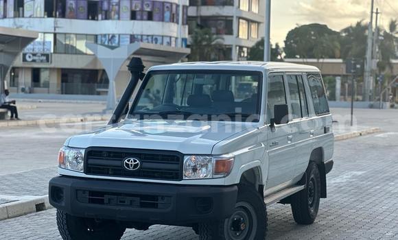 Buy Used Toyota Land Cruiser White Car in Dar es Salaam in Dar es Salaam Buy Used Toyota Land Cruiser White Car in Dar es Salaam in Dar es Salaam