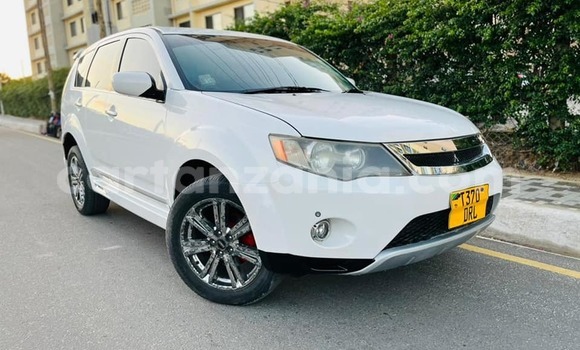 Nunua Ilio tumika Mitsubishi Outlander Nyeupe Gari ndani ya Bagamoyo nchini Pwani