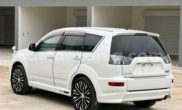 Nunua Ilio tumika Mitsubishi Outlander Nyeupe Gari ndani ya Biharamulo nchini Kagera Nunua Ilio tumika Mitsubishi Outlander Nyeupe Gari ndani ya Biharamulo nchini Kagera