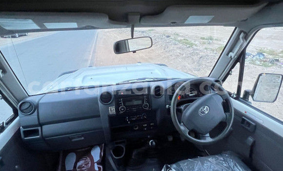 Nunua Imported Toyota Land Cruiser Nyeupe Gari ndani ya Dar es Salaam nchini Dar es Salaam Nunua Imported Toyota Land Cruiser Nyeupe Gari ndani ya Dar es Salaam nchini Dar es Salaam