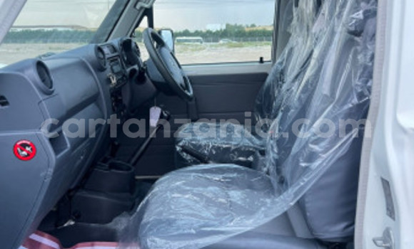 Nunua Imported Toyota Land Cruiser Nyeupe Gari ndani ya Dar es Salaam nchini Dar es Salaam Nunua Imported Toyota Land Cruiser Nyeupe Gari ndani ya Dar es Salaam nchini Dar es Salaam