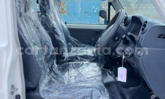 Nunua Imported Toyota Land Cruiser Nyeupe Gari ndani ya Dar es Salaam nchini Dar es Salaam Nunua Imported Toyota Land Cruiser Nyeupe Gari ndani ya Dar es Salaam nchini Dar es Salaam