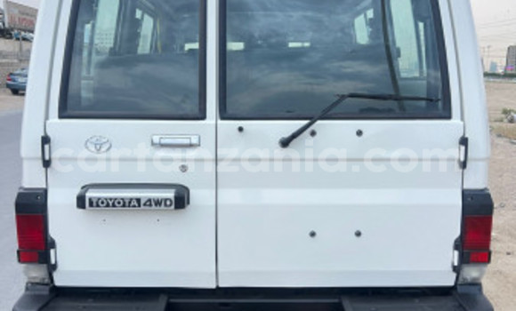 Nunua Imported Toyota Land Cruiser Nyeupe Gari ndani ya Dar es Salaam nchini Dar es Salaam Nunua Imported Toyota Land Cruiser Nyeupe Gari ndani ya Dar es Salaam nchini Dar es Salaam