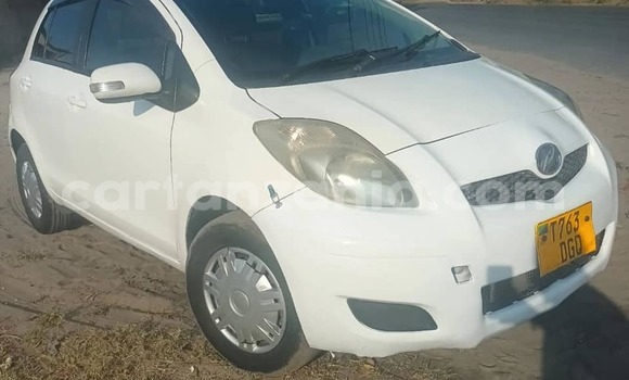 Nunua Ilio tumika Toyota Vista Nyeupe Gari ndani ya Vijijini vya Babati nchini Manyara