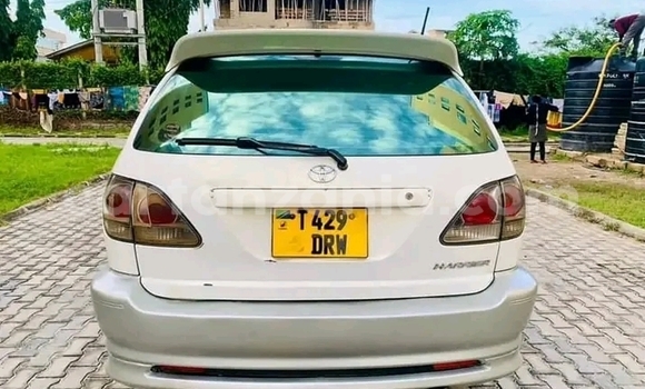 Nunua Ilio tumika Toyota Harrier Nyeupe Gari ndani ya Buhigwe nchini Kigoma