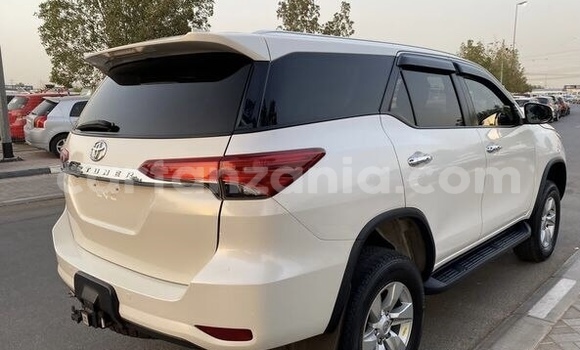 Nunua Ilio tumika Toyota Fortuner Nyeupe Gari ndani ya Dar es Salaam nchini Dar es Salaam Nunua Ilio tumika Toyota Fortuner Nyeupe Gari ndani ya Dar es Salaam nchini Dar es Salaam