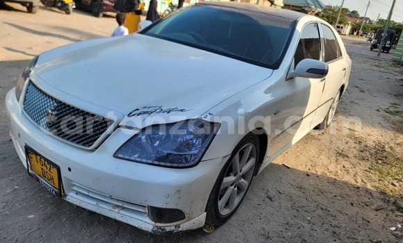 Buy Used Toyota Crown White Car in Dar es Salaam in Dar es Salaam Buy Used Toyota Crown White Car in Dar es Salaam in Dar es Salaam