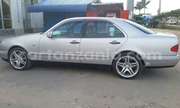 Nunua Ilio tumika Mercedes‒Benz E–Class Fedha Gari ndani ya Dar es Salaam nchini Dar es Salaam Nunua Ilio tumika Mercedes‒Benz E–Class Fedha Gari ndani ya Dar es Salaam nchini Dar es Salaam