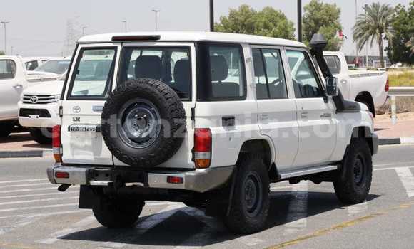 Nunua Imported Toyota Land Cruiser Nyeupe Gari ndani ya Dar es Salaam nchini Dar es Salaam Nunua Imported Toyota Land Cruiser Nyeupe Gari ndani ya Dar es Salaam nchini Dar es Salaam
