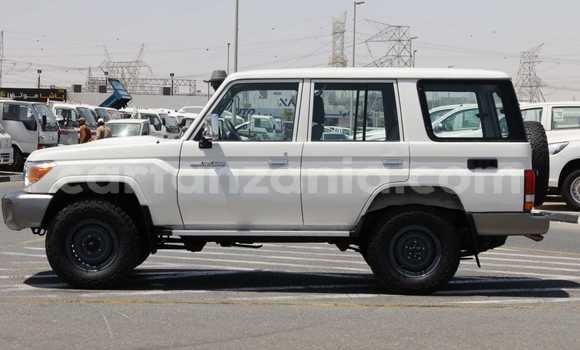 Nunua Imported Toyota Land Cruiser Nyeupe Gari ndani ya Dar es Salaam nchini Dar es Salaam Nunua Imported Toyota Land Cruiser Nyeupe Gari ndani ya Dar es Salaam nchini Dar es Salaam