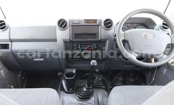 Nunua Imported Toyota Land Cruiser Nyeupe Gari ndani ya Dar es Salaam nchini Dar es Salaam Nunua Imported Toyota Land Cruiser Nyeupe Gari ndani ya Dar es Salaam nchini Dar es Salaam