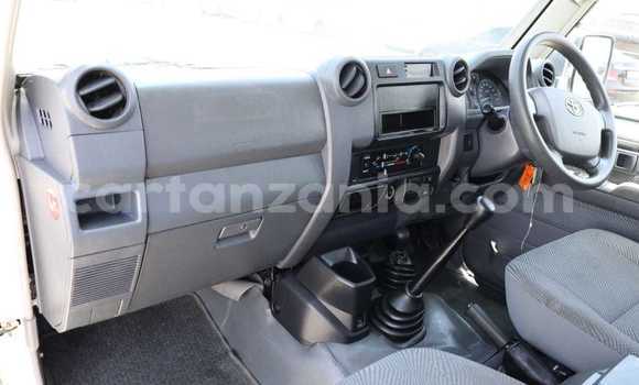 Nunua Imported Toyota Land Cruiser Nyeupe Gari ndani ya Dar es Salaam nchini Dar es Salaam Nunua Imported Toyota Land Cruiser Nyeupe Gari ndani ya Dar es Salaam nchini Dar es Salaam