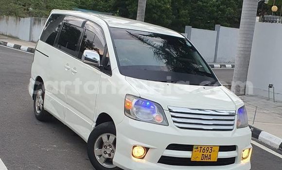 Buy Used Toyota Noah White Car in Bagamoyo in Pwani