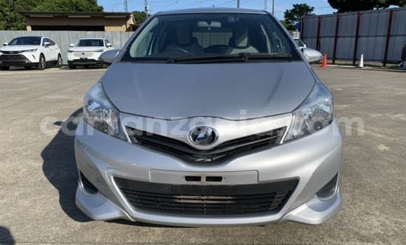 Nunua Imported Toyota Vitz Fedha Gari ndani ya Dar es Salaam nchini Dar es Salaam