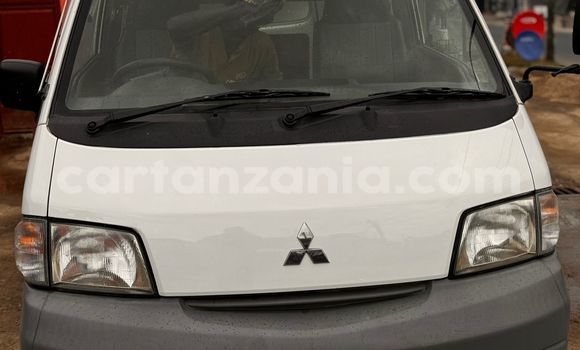 Buy Import Mitsubishi Delica White Car in Dar es Salaam in Dar es Salaam