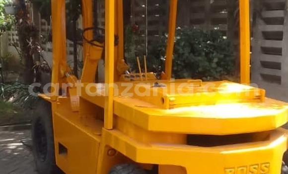 Nunua Ilio tumika Caterpillar 120 Nyingine Lori ndani ya Dar es Salaam nchini Dar es Salaam Nunua Ilio tumika Caterpillar 120 Nyingine Lori ndani ya Dar es Salaam nchini Dar es Salaam
