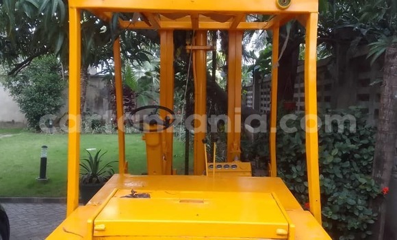 Nunua Ilio tumika Caterpillar 120 Nyingine Lori ndani ya Dar es Salaam nchini Dar es Salaam Nunua Ilio tumika Caterpillar 120 Nyingine Lori ndani ya Dar es Salaam nchini Dar es Salaam