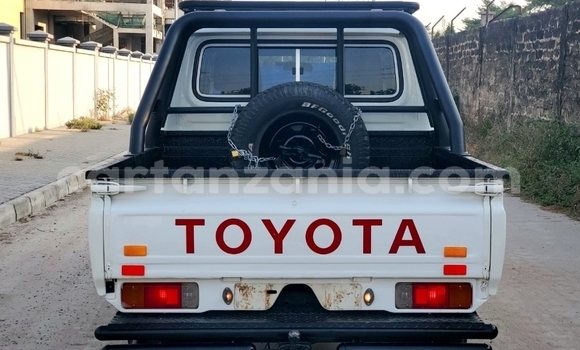 Buy Import Toyota Pickup White Car in Dar es Salaam in Dar es Salaam Buy Import Toyota Pickup White Car in Dar es Salaam in Dar es Salaam
