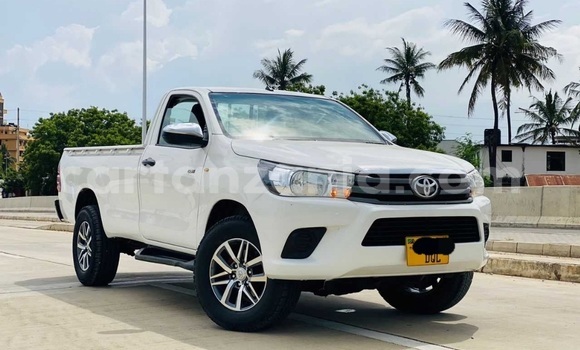 Nunua Ilio tumika Toyota Pickup Nyeupe Gari ndani ya Dar es Salaam nchini Dar es Salaam