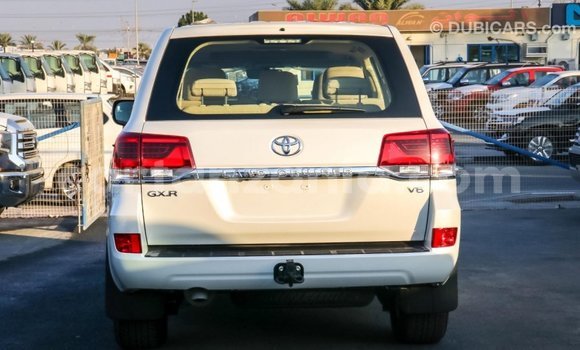 Nunua Imported Toyota Land Cruiser Nyeupe Gari ndani ya Import - Dubai nchini Arusha Nunua Imported Toyota Land Cruiser Nyeupe Gari ndani ya Import - Dubai nchini Arusha