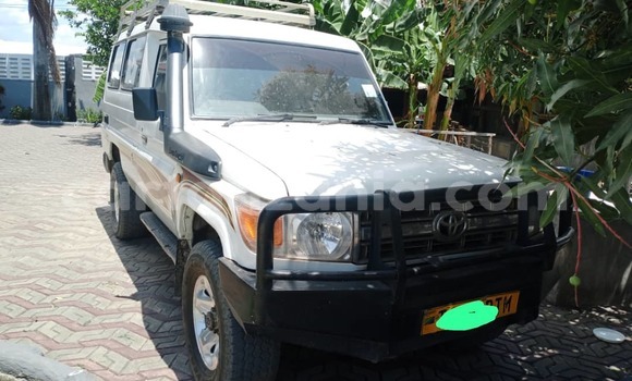 Buy Used Toyota Land Cruiser White Car in Dar es Salaam in Dar es Salaam