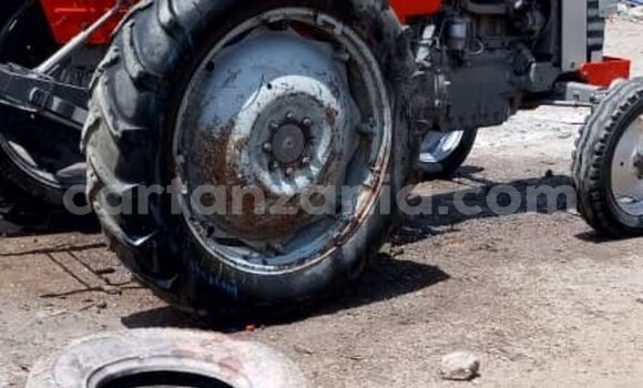 Nunua Ilio tumika Caterpillar 120 Nyekundu Lori ndani ya Arusha nchini Arusha Nunua Ilio tumika Caterpillar 120 Nyekundu Lori ndani ya Arusha nchini Arusha