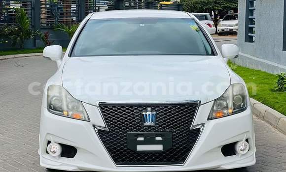 Nunua Imported Toyota Crown Nyeupe Gari ndani ya Dar es Salaam nchini Dar es Salaam