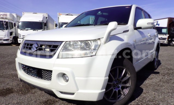 Nunua Imported Suzuki Escudo Nyeupe Gari ndani ya Dar es Salaam nchini Dar es Salaam