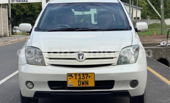 Nunua Ilio tumika Toyota IST Nyeupe Gari ndani ya Dar es Salaam nchini Dar es Salaam