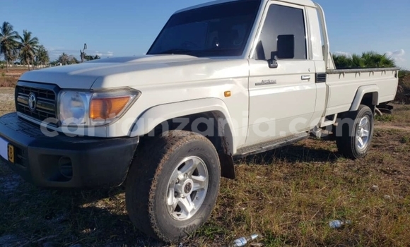 Buy Used Toyota Pickup White Car in Dar es Salaam in Dar es Salaam Buy Used Toyota Pickup White Car in Dar es Salaam in Dar es Salaam