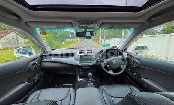 Nunua Imported Toyota Crown Nyeupe Gari ndani ya Dar es Salaam nchini Dar es Salaam Nunua Imported Toyota Crown Nyeupe Gari ndani ya Dar es Salaam nchini Dar es Salaam
