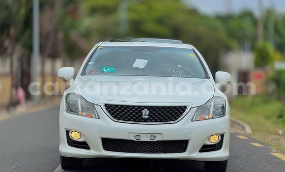 Nunua Imported Toyota Crown Nyeupe Gari ndani ya Dar es Salaam nchini Dar es Salaam Nunua Imported Toyota Crown Nyeupe Gari ndani ya Dar es Salaam nchini Dar es Salaam