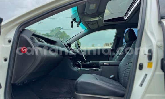 Nunua Imported Toyota Crown Nyeupe Gari ndani ya Dar es Salaam nchini Dar es Salaam Nunua Imported Toyota Crown Nyeupe Gari ndani ya Dar es Salaam nchini Dar es Salaam