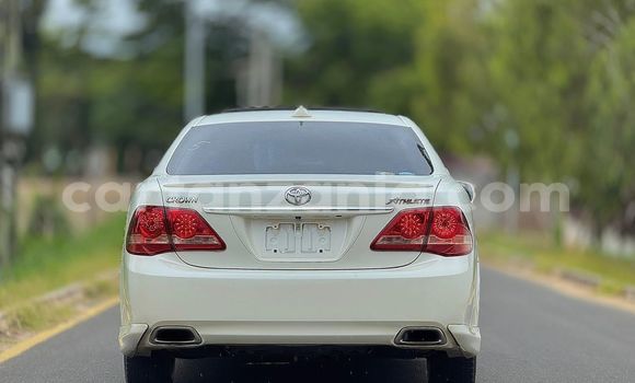 Nunua Imported Toyota Crown Nyeupe Gari ndani ya Dar es Salaam nchini Dar es Salaam Nunua Imported Toyota Crown Nyeupe Gari ndani ya Dar es Salaam nchini Dar es Salaam
