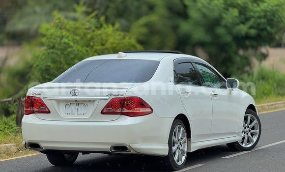 Nunua Imported Toyota Crown Nyeupe Gari ndani ya Dar es Salaam nchini Dar es Salaam Nunua Imported Toyota Crown Nyeupe Gari ndani ya Dar es Salaam nchini Dar es Salaam