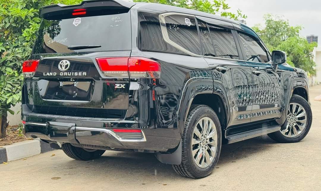 T toyota-land-cruiser-dar-es-