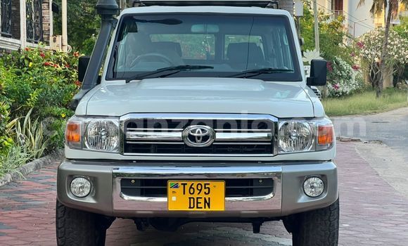 Nunua Ilio tumika Toyota Land Cruiser Nyeupe Gari ndani ya Dar es Salaam nchini Dar es Salaam